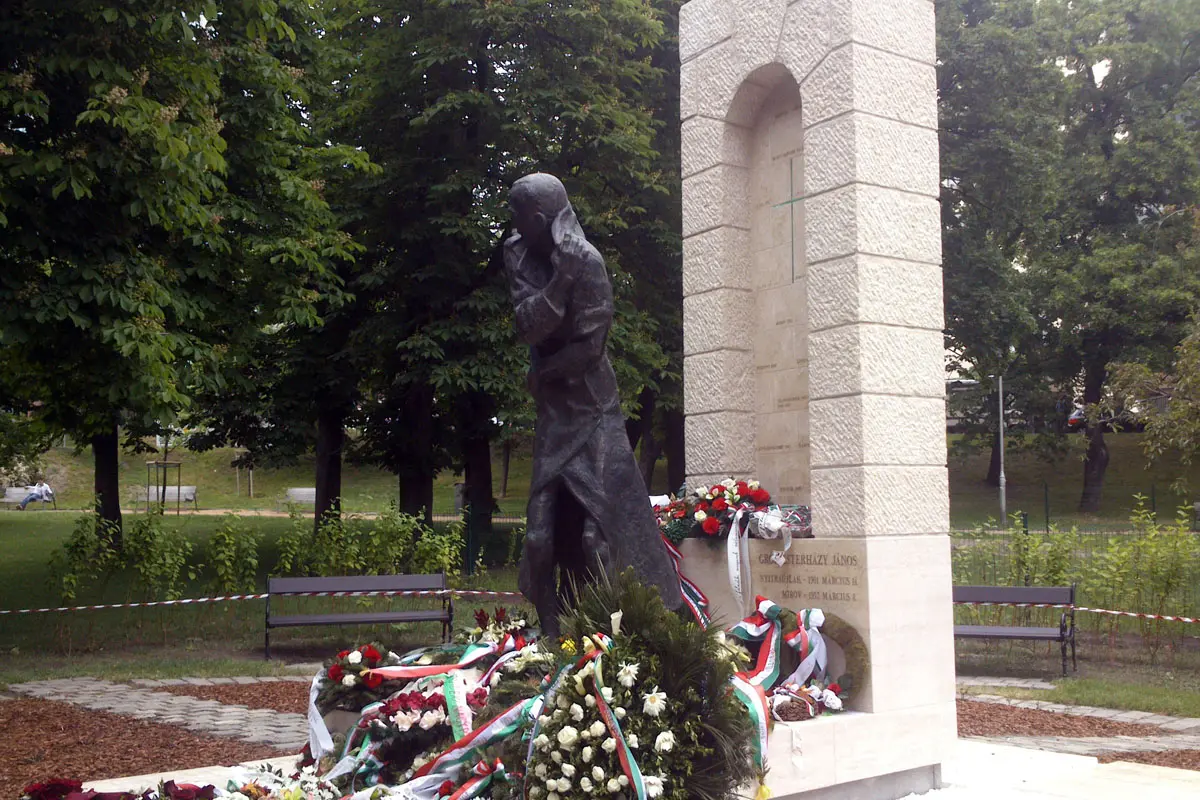 Esterházy János szobor, Budapest